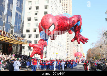 Spinne Mann Ballon schweben, im 85. jährlichen Macy's Thanksgiving Day Parade. New York, USA - 24.11.11 Stockfoto