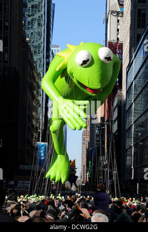 Kermit der Frosch, Ballons schweben am 85. jährlichen Macy's Thanksgiving Day Parade. New York, USA - 24.11.11 Stockfoto