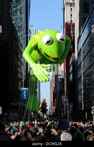 Kermit der Frosch, Ballons schweben am 85. jährlichen Macy's Thanksgiving Day Parade. New York, USA - 24.11.11 Stockfoto