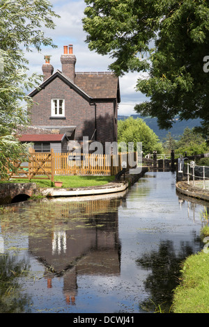 Reflexionen an Brithdir Lock und Ferienhaus in der Nähe von Welshpool auf Montgomery Kanal, Powys, Wales, UK Stockfoto