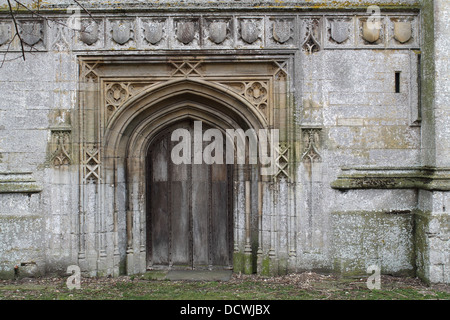 Eingang der Heiligen Dreifaltigkeit Stiftskirche, Tattershall, Lincolnshire, UK Stockfoto