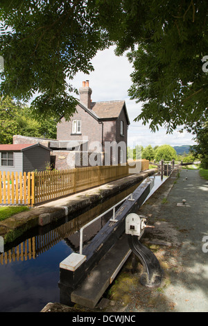 Reflexionen an Brithdir Lock und Ferienhaus in der Nähe von Welshpool auf Montgomery Kanal, Powys, Wales, UK Stockfoto