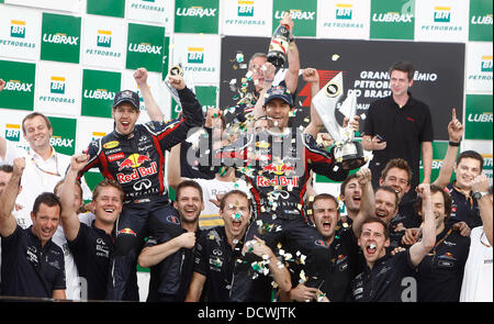 Rennen Sie Gewinner Mark Webber, Australien, und Sebastian Vettel, Ger, Weltmeister, Red Bull Racing feiert, der brasilianischen Formel Eins Grand Prix auf dem Autodromo Jose Carlos Pace. Sao Paulo, Brasilien - 27.11.11 Stockfoto