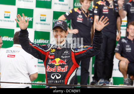 Sebastian Vettel, Ger, Weltmeister, Red Bull Racing feiert, der brasilianischen Formel Eins Grand Prix auf dem Autodromo Jose Carlos Pace. Sao Paulo, Brasilien - 27.11.11 Stockfoto