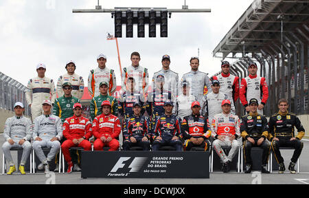 Ende der Saison Bild von F1-Piloten 2011 - GP Brasilien - 1. Sebastian Vettel (GER) 2. Mark Webber (AUS) 3. Lewis Hamilton (GBR) 4. Jenson Button (GBR) 5. Fernando Alonso (ESP) 6. Felipe Massa (BRA) 7. Michael Schumacher (GER) 8. Nico Rosberg (GER) 9. Bruno Senna Stockfoto