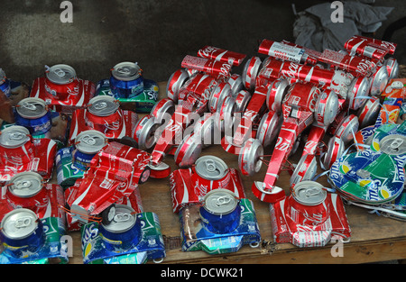 Modelle von Autos und Kameras hergestellt aus Aluminium-Getränke-Dosen, Nassau, New Providence Island, Karibik. Stockfoto