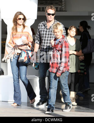 Cindy Crawford und Ehemann Rande Gerber unterwegs in Cross Creek mit ihren Kindern Presley und Kaia Malibu, Kalifornien - 04.12.11 Stockfoto