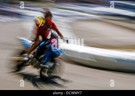 Abstraktes Bild mit einem beweglichen Motorrad auf der Hintergrund jedoch unscharf. Stockfoto