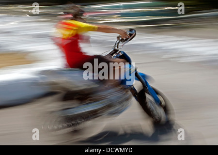 Abstraktes Bild mit einem beweglichen Motorrad auf der Hintergrund jedoch unscharf. Stockfoto