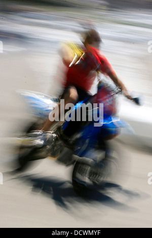 Abstraktes Bild mit einem beweglichen Motorrad auf der Hintergrund jedoch unscharf. Stockfoto