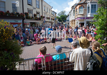 Ein Jongleur unterhält die Massen Sidmouth Folk Festival, Devon, UK Stockfoto