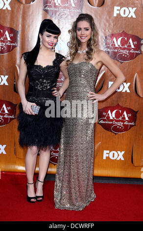 Die JaneDear Mädchen Susie Brown und Danelle Leverett American Country Awards 2011 - Ankünfte im MGM Grand Resort Hotel und Casino Las Vegas, Nevada - 05.12.11 Stockfoto