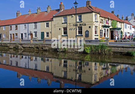 Der Buck Inn und die Terrasse des alten Hütten spiegelt sich in den Fluss Leven, heißen Sommertag, Great Ayton, North Yorkshire England UK Stockfoto