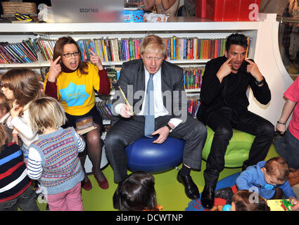 Der Bürgermeister von London, Boris Johnson und Peter Andre Launch des Team London "Liebe Bibliotheken" Regelung im Shepherds Bush Bibliothek statt. London, England - 06.12.11 Stockfoto