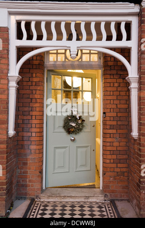 Weihnachtskranz an Eingangstür des North London viktorianischen Konvertierung Stockfoto