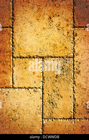 Dekorative Wand aus dekorativen Steinen auf Farben braun und orange. Stockfoto