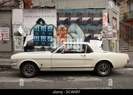 Oldtimer Ford Mustang geparkt auf den Straßen von Montmartre in Paris, Frankreich. Stockfoto