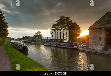 Vertäut Narrowboats im Abendlicht auf die Worcester und Birmingham Kanal bei Tardebigge, Worcestershire, England, UK Stockfoto