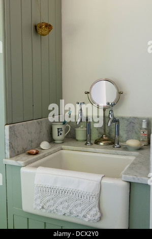 Alten altmodischen Waschbecken und Armaturen in getäfelten Badezimmer aus Marmor gekrönt Becken surround Stockfoto