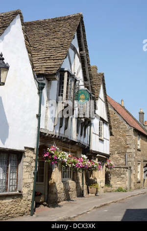 Bei Anzeichen von der Angel Pub in das historische Dorf Lacock. Wiltshire. England. (Im Besitz des National Trust) Stockfoto