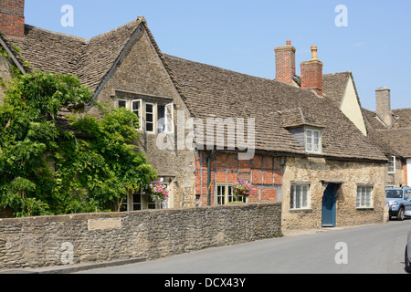 Ferienhäuser in der Church Street im historischen Dorf Lacock. Wiltshire. England. (Im Besitz des National Trust) Stockfoto