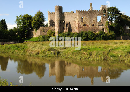 Laugharne Castle spiegelt sich in der Taf Estuary Carmarthenshire Wales Cymru UK GB Stockfoto