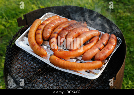 BBQ grill heiße Würstchen auf das Metallgitter Stockfoto