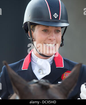 Herning, Dänemark. 22. August 2013. Britischen Pferdesport Charlotte Dujardin lächelt nach ihrem Auftritt auf ihrem Pferd Valegro während der Team-Dressur-Veranstaltung am europäischen Springreiten und Dressur-Meisterschaften in Herning, Dänemark, 22. August 2013. Bildnachweis: Dpa picture Alliance/Alamy Live News Stockfoto