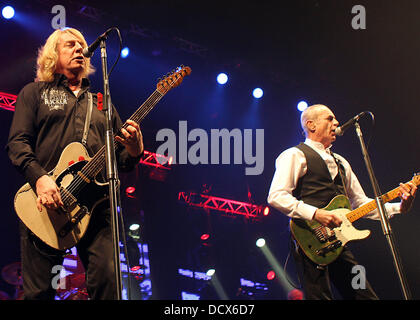 Rick Parfitt und Francis Rossi des Staus Quo auf der Bühne am QuoFestive in der O2 Arena, London, England - 11.12.11 Stockfoto