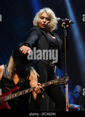 Kim Wilde die live auf der Bühne am QuoFestive in der O2 Arena. London, England - 11.12.11 Stockfoto