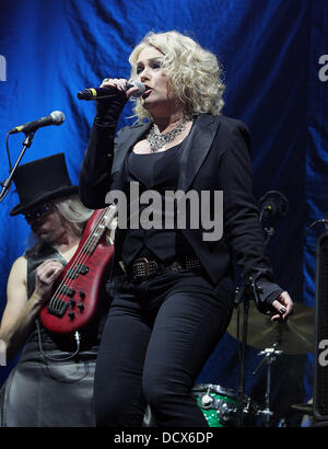 Kim Wilde die live auf der Bühne am QuoFestive in der O2 Arena. London, England - 11.12.11 Stockfoto