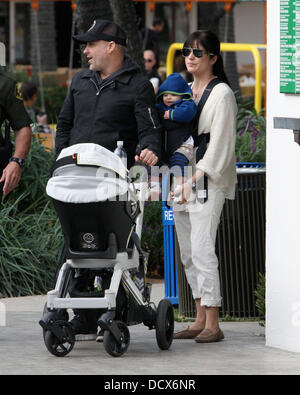 Selma Blair und ihr Freund Jason Bleick bringen ihren Sohn Arthur zu einem Park in Malibu und Malibu Country Mart Malibu, Kalifornien - 11.12.11 Stockfoto
