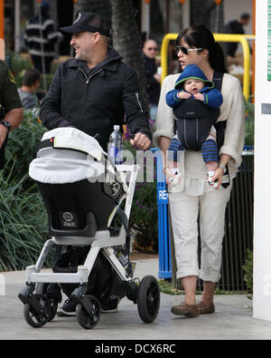 Selma Blair und ihr Freund Jason Bleick bringen ihren Sohn Arthur zu einem Park in Malibu und Malibu Country Mart Malibu, Kalifornien - 11.12.11 Stockfoto