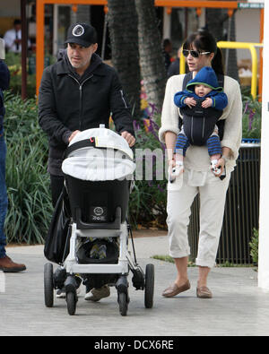 Selma Blair und ihr Freund Jason Bleick bringen ihren Sohn Arthur zu einem Park in Malibu und Malibu Country Mart Malibu, Kalifornien - 11.12.11 Stockfoto
