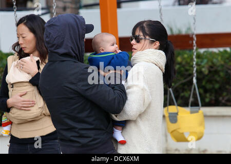 Selma Blair und ihr Freund Jason Bleick bringen ihren Sohn Arthur zu einem Park in Malibu und Malibu Country Mart Malibu, Kalifornien - 11.12.11 Stockfoto