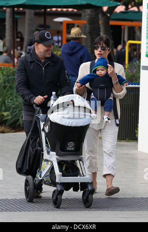 Selma Blair und ihr Freund Jason Bleick bringen ihren Sohn Arthur zu einem Park in Malibu und Malibu Country Mart Malibu, Kalifornien - 11.12.11 Stockfoto