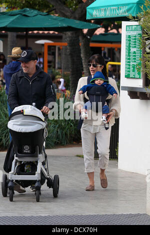 Selma Blair und ihr Freund Jason Bleick bringen ihren Sohn Arthur zu einem Park in Malibu und Malibu Country Mart Malibu, Kalifornien - 11.12.11 Stockfoto