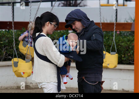 Selma Blair und ihr Freund Jason Bleick bringen ihren Sohn Arthur zu einem Park in Malibu und Malibu Country Mart Malibu, Kalifornien - 11.12.11 Stockfoto
