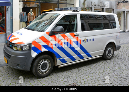 Maastricht City die roten blauen Markierungen des niederländischen Polizeiwagens parkten in der Einkaufsstraße Polizisten in einem Juweliergeschäft, die nach einem Einbruchversuch das linke Fenster besuchten Stockfoto