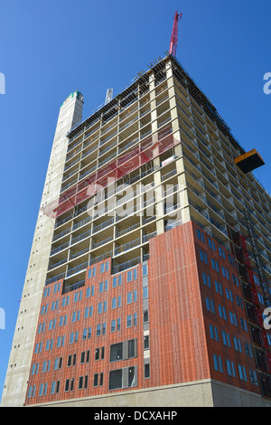 Verkleidung-Einheiten ausgestattet, Multi Etagen Erhebungen der neuen Schüler Unterkunft Tower block Stockfoto