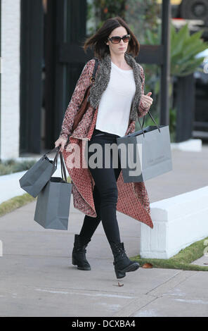 Emily Blunt John Varvatos Boutique mit einer Handvoll Taschen verlassen, nachdem ich einige Einkaufen Los Angeles, Kalifornien, USA - 13.12.11 Stockfoto