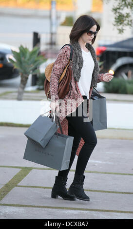 Emily Blunt John Varvatos Boutique mit einer Handvoll Taschen verlassen, nachdem ich einige Einkaufen Los Angeles, Kalifornien, USA - 13.12.11 Stockfoto