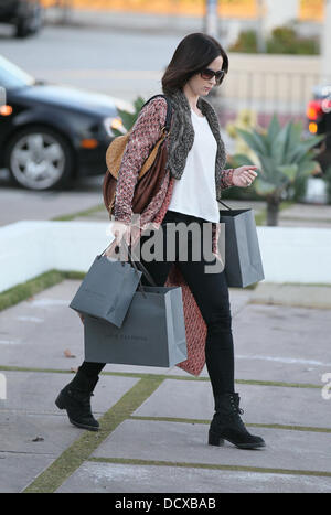 Emily Blunt John Varvatos Boutique mit einer Handvoll Taschen verlassen, nachdem ich einige Einkaufen Los Angeles, Kalifornien, USA - 13.12.11 Stockfoto