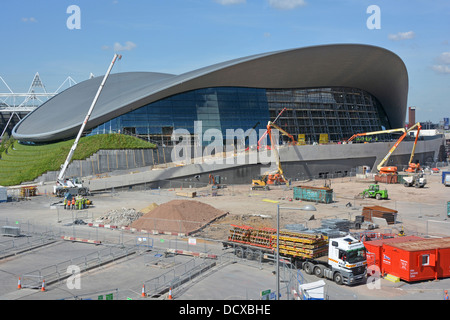 Queen Elizabeth Olympic Park futuristisches Aquatic Center Entfernung von temporären Ständen, die die Installation neuer Seitenwände zeigen Stratford East London Großbritannien Stockfoto