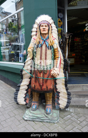 Red Indian Statue außerhalb Shop in Oban Scotland UK Stockfoto