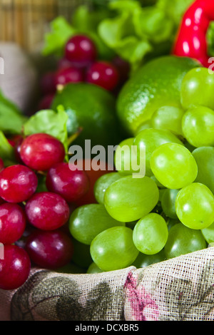 Nahaufnahme eines Bündels von reifen Trauben. Stockfoto
