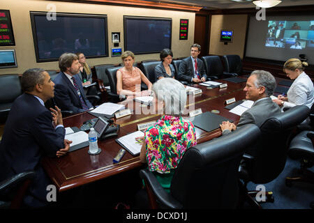 US-Präsident Barack Obama beteiligt sich an eine bezahlbare Pflege Act Videokonferenz in den Situation Room des weißen Hauses 21. August 2013 in Washington, DC. Stockfoto
