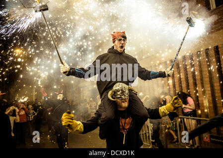 Barcelona, Spanien. 21. August 2013: Devils Doppeldecker läuft durch die Straßen von Gracia Aufrechnung seine Feuerwerkskörper Credit: Matthi/Alamy Live-Nachrichten Stockfoto