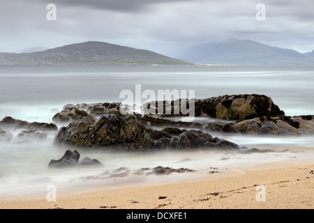 Lange Exposition Bild aufgenommen am Scarista Strand mit Isle z. im Hintergrund Isle of Harris Schottland UK Stockfoto