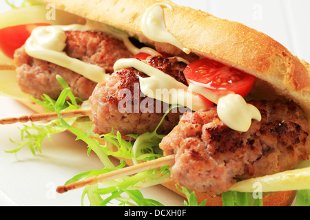 Knuspriges Baguette mit Fleischbällchen auf sticks Stockfoto